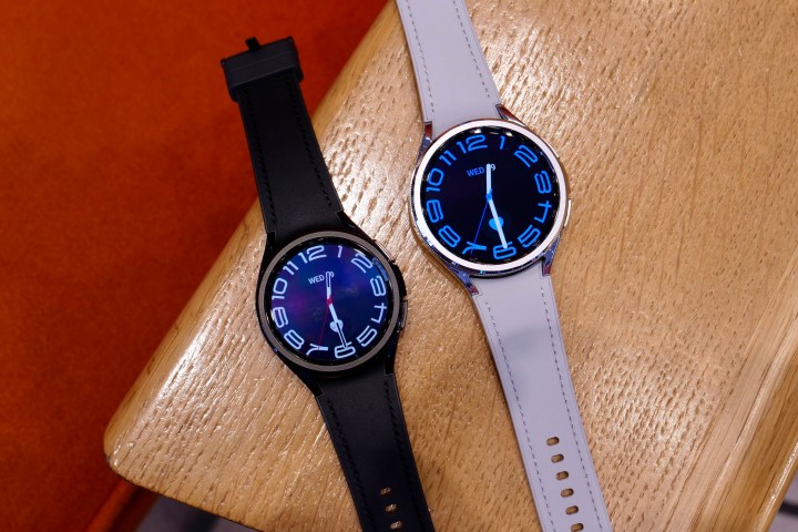 Samsung Galaxy Watch 6 ve Watch 6 Classic, siyah ve gümüş renkte.