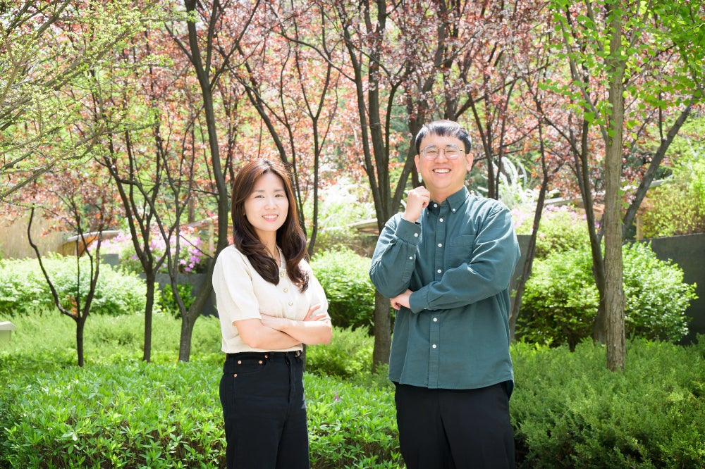 (Soldan sağa) Samsung Araştırma Küresel Yapay Zeka Merkezi'nden Yoonjung Choi ve Yonghyun Ryu.  Kredi - Samsung Haber Odası - Samsung'un Canlı Çevirisine daha derin bir bakış (bilim kurgu özelliğine 3 dil daha eklendi)