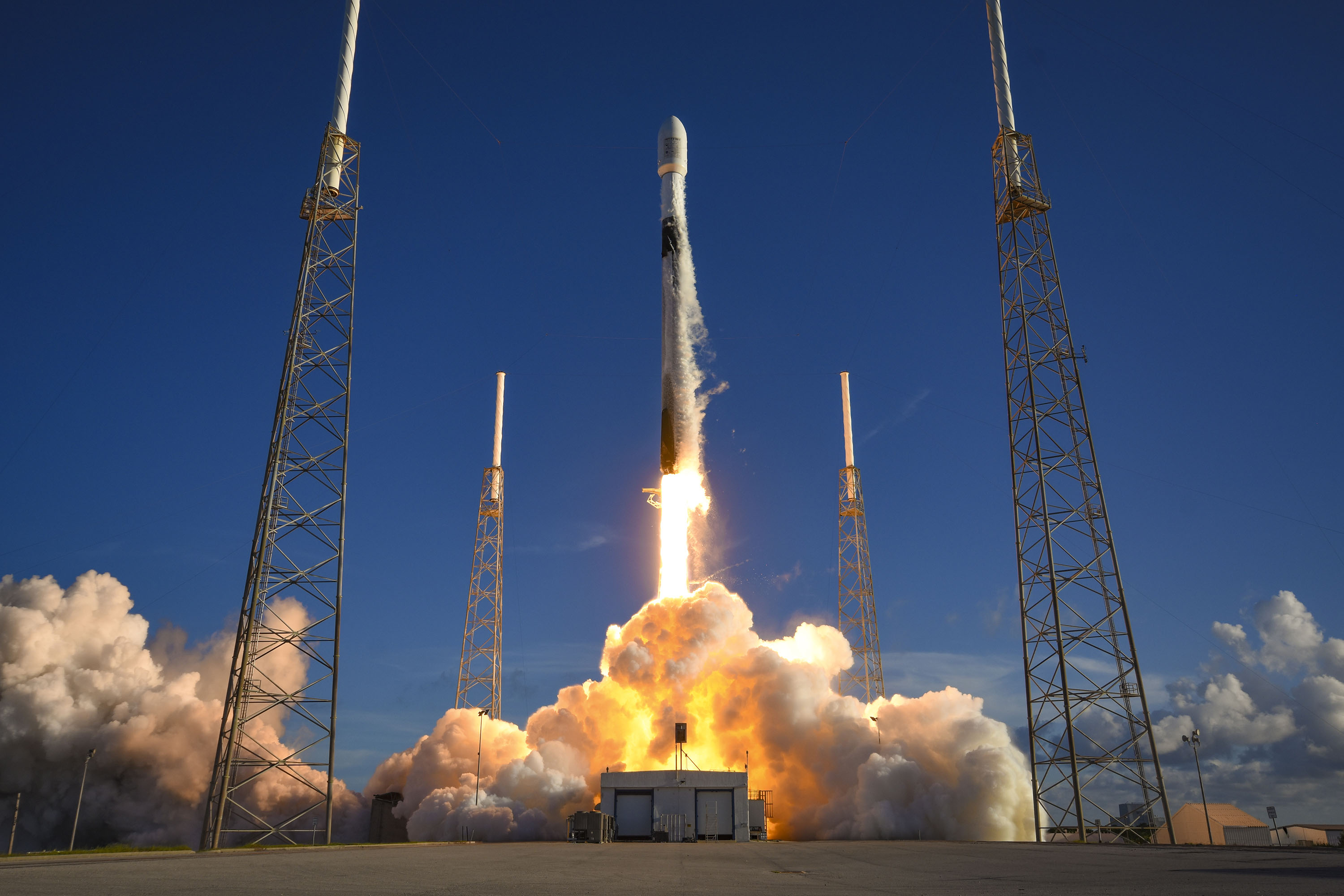 spacex falcon 9 roketi güney kore'nin danuri ay yörünge aracını fırlattı