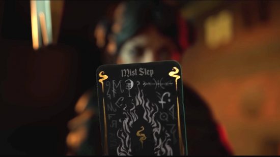 Sleight of Hand'in çıkış tarihi: Lady Luck, üzerinde Mist Step yazan bir oyun kartı tutuyor.  Yanan bir adamın resmi ve etrafını saran bazı rünler kart tasarımını tamamlıyor.