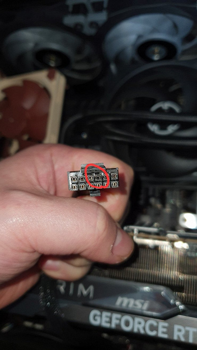 Sınırlı güç sınırına sahip olan GeForce RTX 4090, yalnızca güç konektörünü değil, güç kaynağındaki konektörü de yaktı.  Kart sahibinin anlattığı hikaye bu