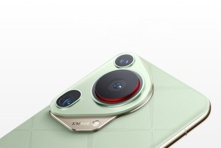 Huawei Pura 70 Ultra yeşil deri ve altın metal kaplama.