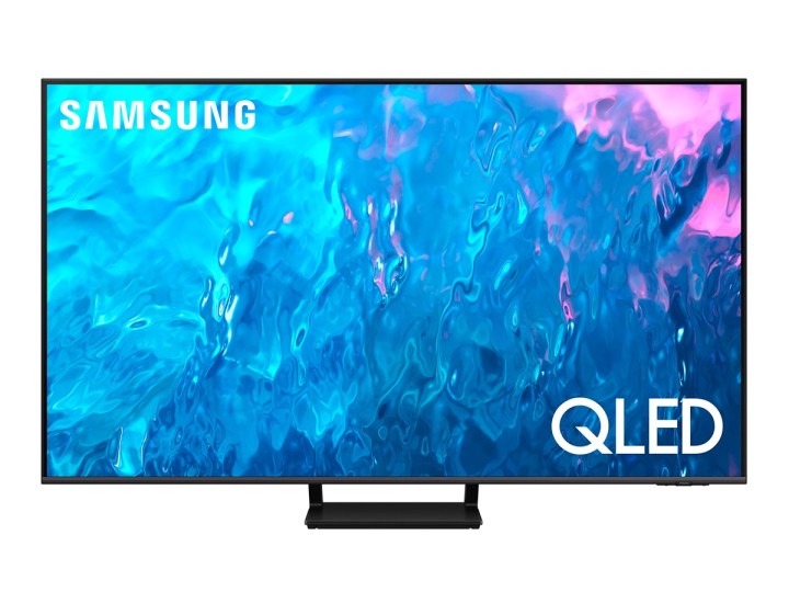Beyaz arka plana sahip Samsung Q70C 55 inç 4K QLED Smart TV.