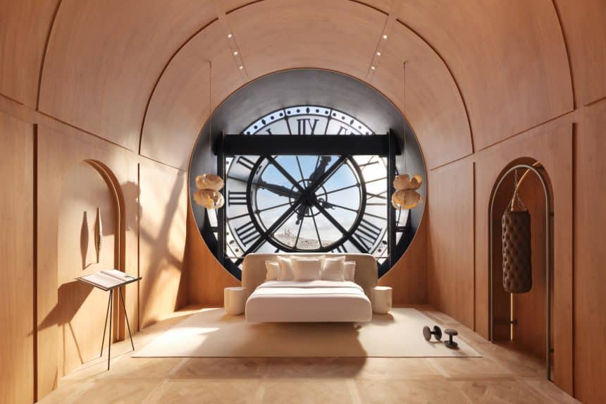 Penceresi Musée d'Orsay saatinin arkası olan bir otel odası.