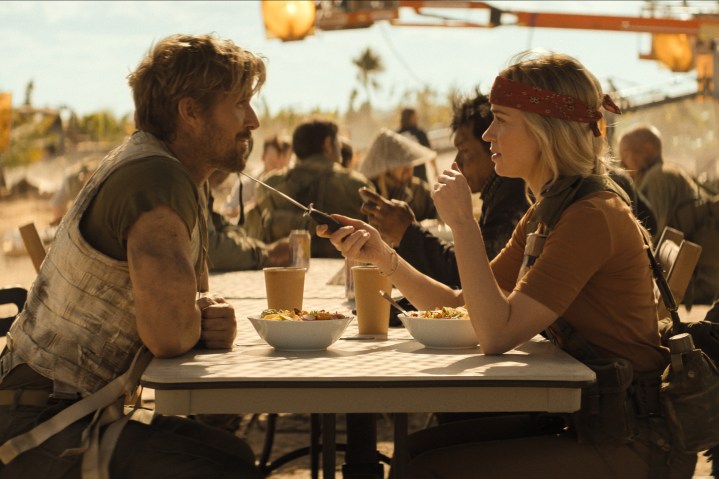 Emily Blunt, The Fall Guy'da Ryan Gosling'e bir pervane bıçağı doğrultuyor.