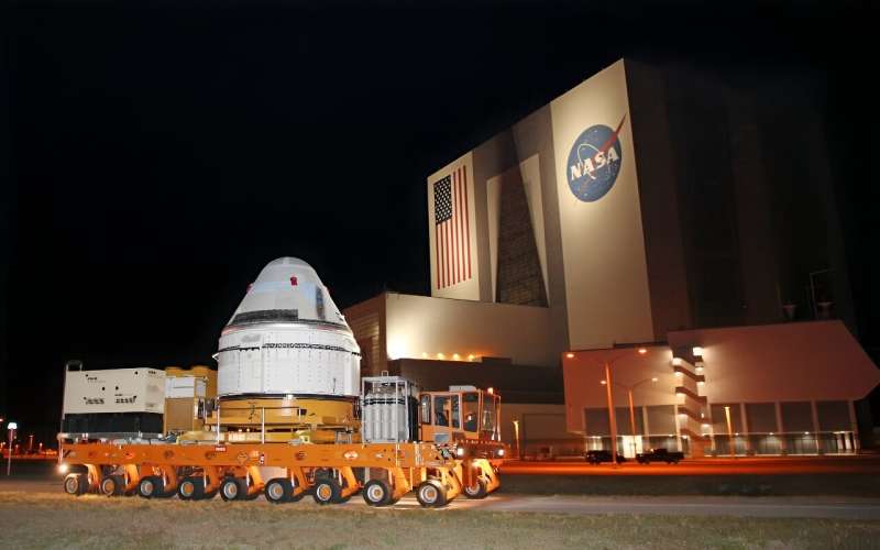 Boeing'in Starliner kapsülü Nisan 2024'te Florida'daki Kennedy Uzay Merkezi'nde görüldü