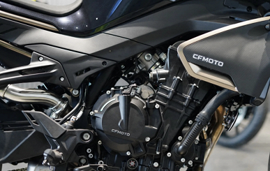 Bosch çekiş kontrolü, CarPlay özellikli 8 inç gösterge paneli, hız sabitleyici ve 3,3 saniyede 100 km/saat hıza ulaşma - 6,9 bin dolar.  CFMoto 800NK 2024 spor motosikleti tanıtıldı