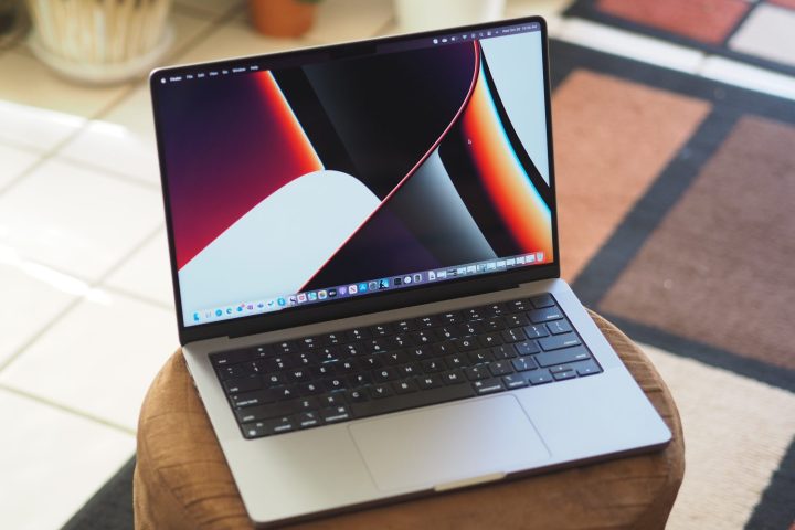 Bir Apple MacBook Pro 14 masanın üzerinde açık duruyor.