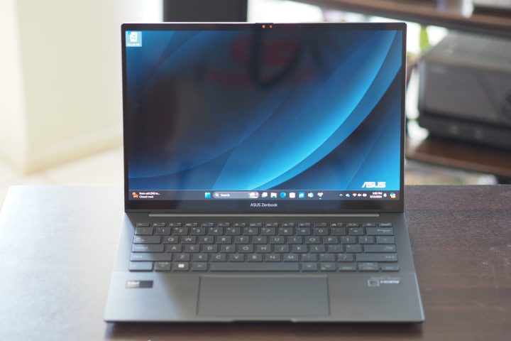 Asus Zenbook 14 Q425'in ekran ve klavyeyi gösteren ön görünümü.