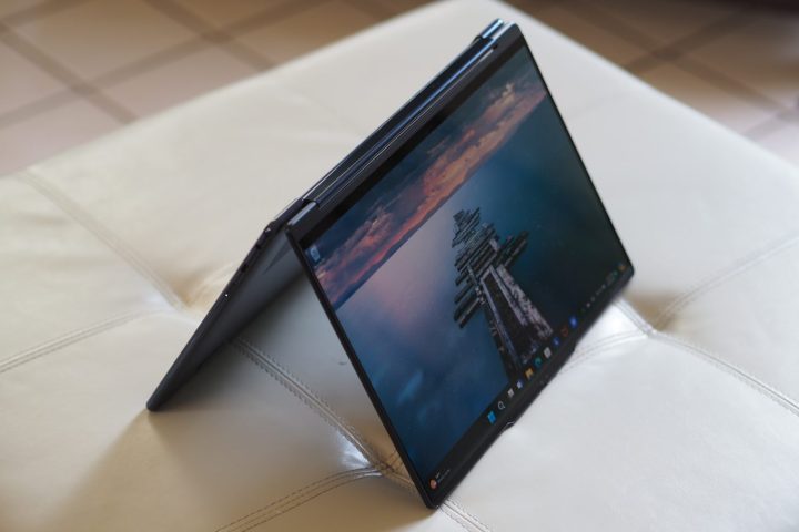 Çadır modunu gösteren Lenovo Yoga 9i Gen 9'un yukarıdan aşağıya görünümü.