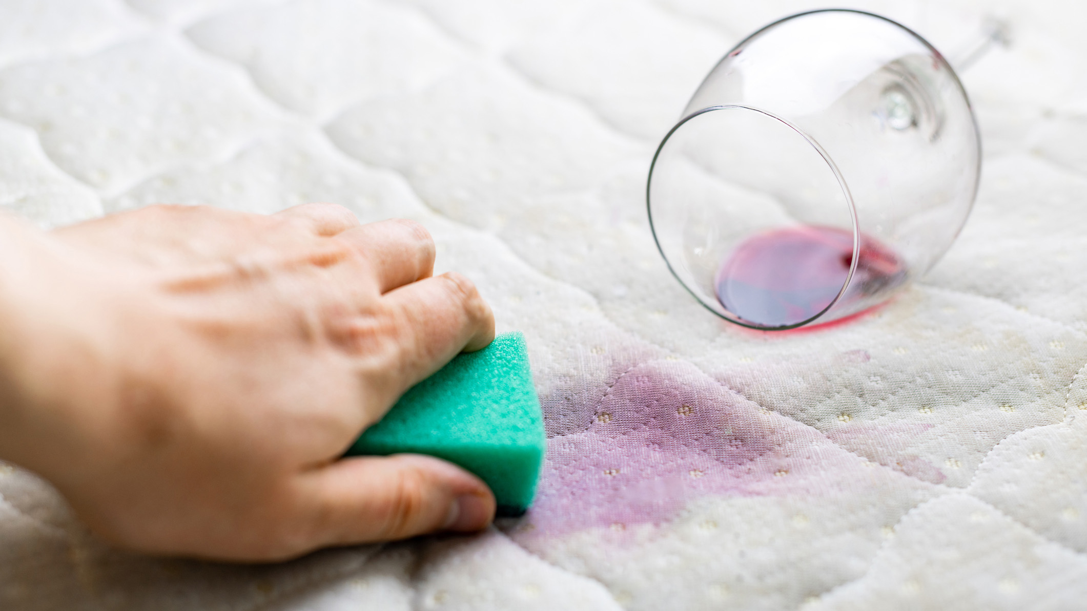 Yeni dökülen kırmızı şarap lekelerinden kurtulmak için yatağı temizlemek