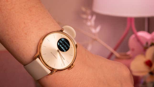 Bu Hibrit Akıllı Saat, Temel Sağlığı Takip Etmeye Devam Ederken Her Yerde Takılabilecek Kadar Şık başlıklı makale için resim