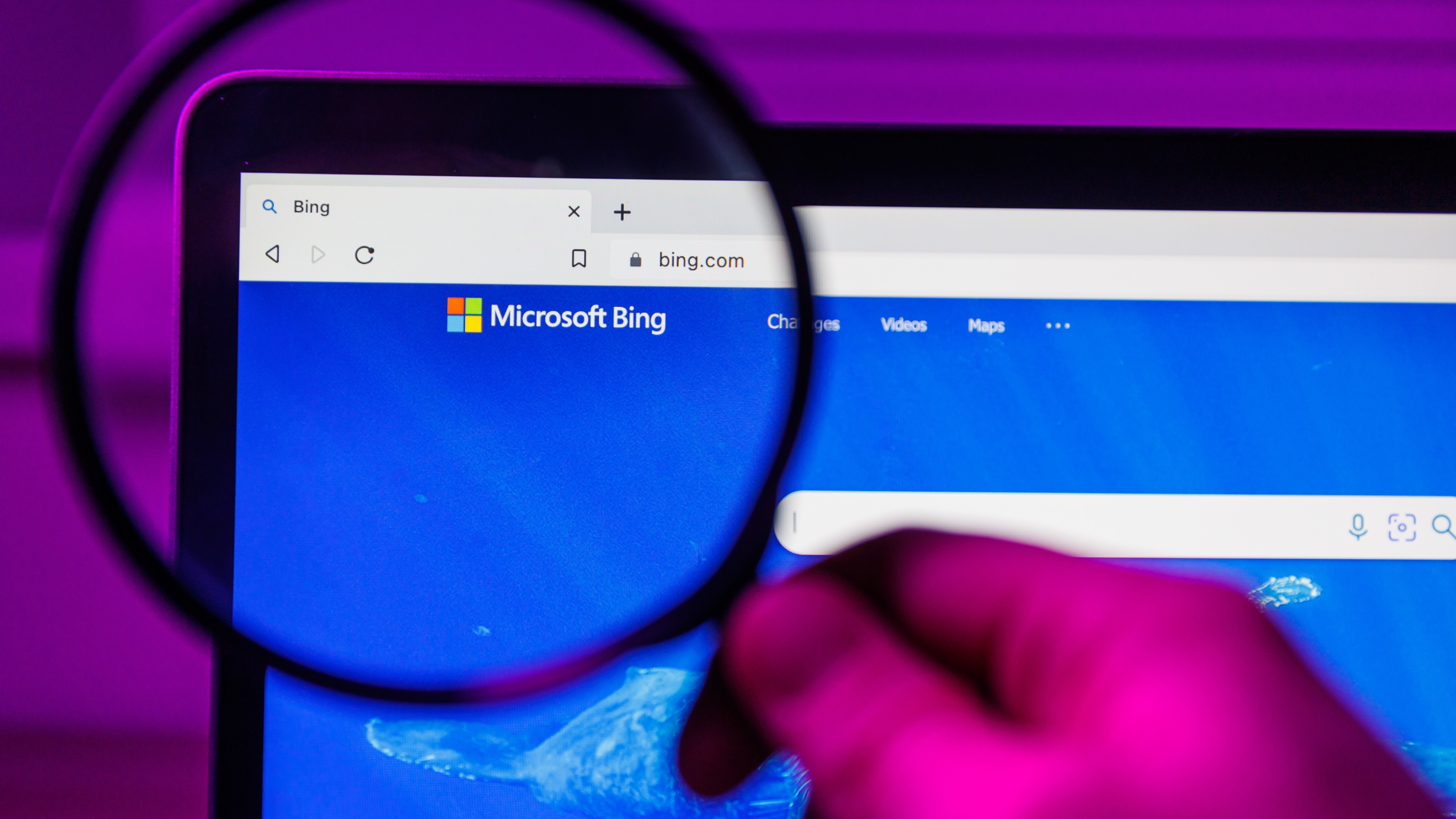 Microsoft'un Bing logosunun büyüteçle büyütülmüş hali, ekrana bakıyor