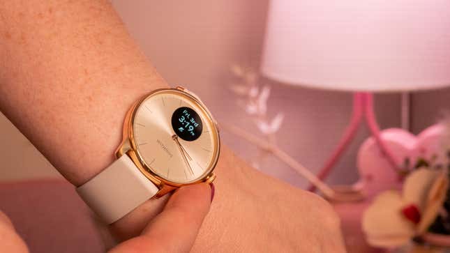 Bu Hibrit Akıllı Saat, Temel Sağlığı Takip Etmeye Devam Ederken Her Yerde Takılabilecek Kadar Şık başlıklı makale için resim