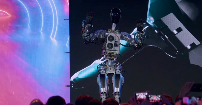 Tesla'nın Optimus bot prototipi