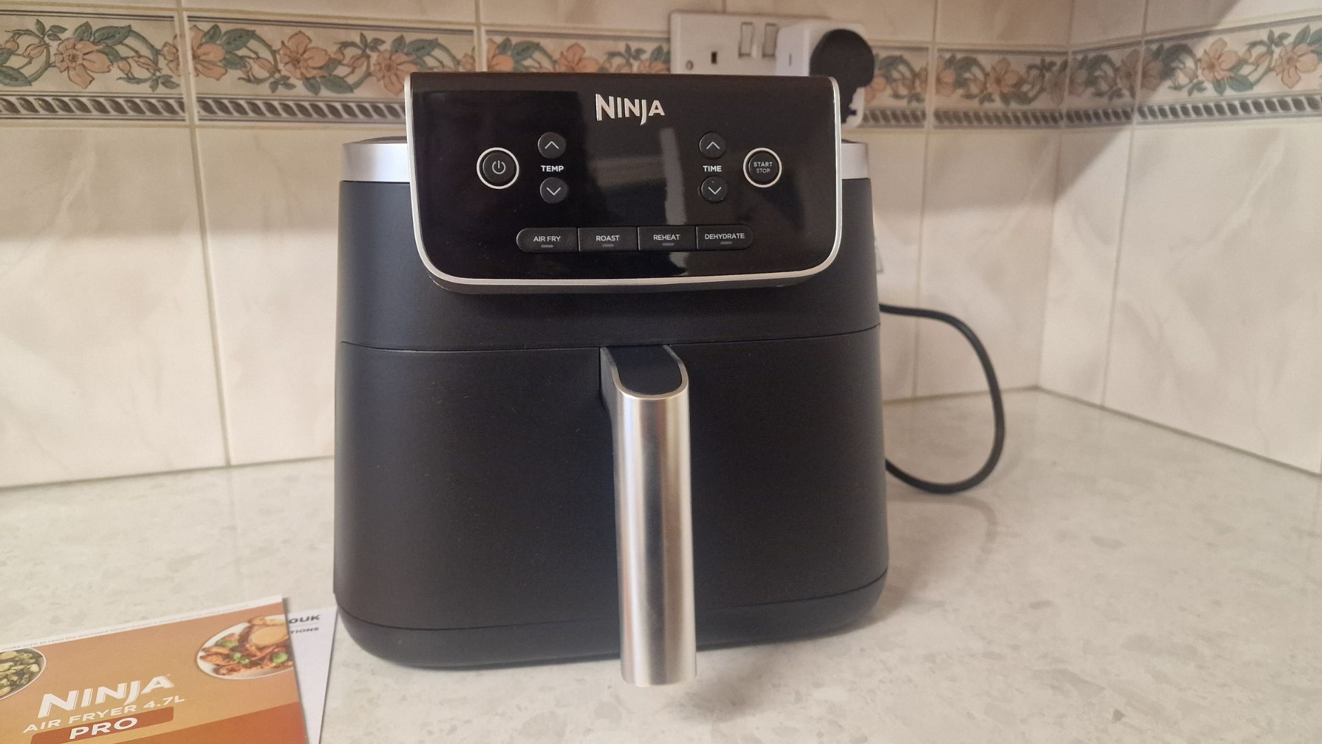Ninja Air Fryer Pro 4'ü 1 arada mutfak tezgahında kullanıma hazır