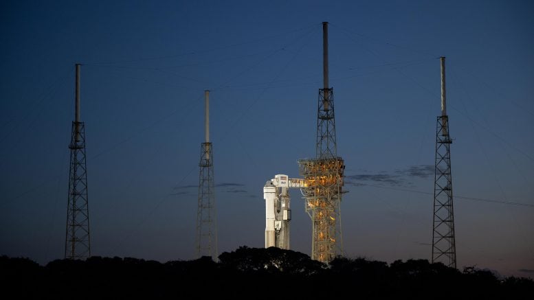 Atlas V Roketi Boeing CST-100 Starliner Uzay Aracıyla Gün Batımında Fırlatma Rampasında