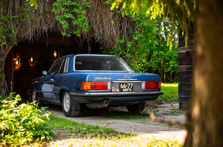 Leonid Brezhnev'e ait bir Mercedes-Benz 450 SLC, Rusya'ya satılıyor.  Arabanın hâlâ Sovyet plakaları var