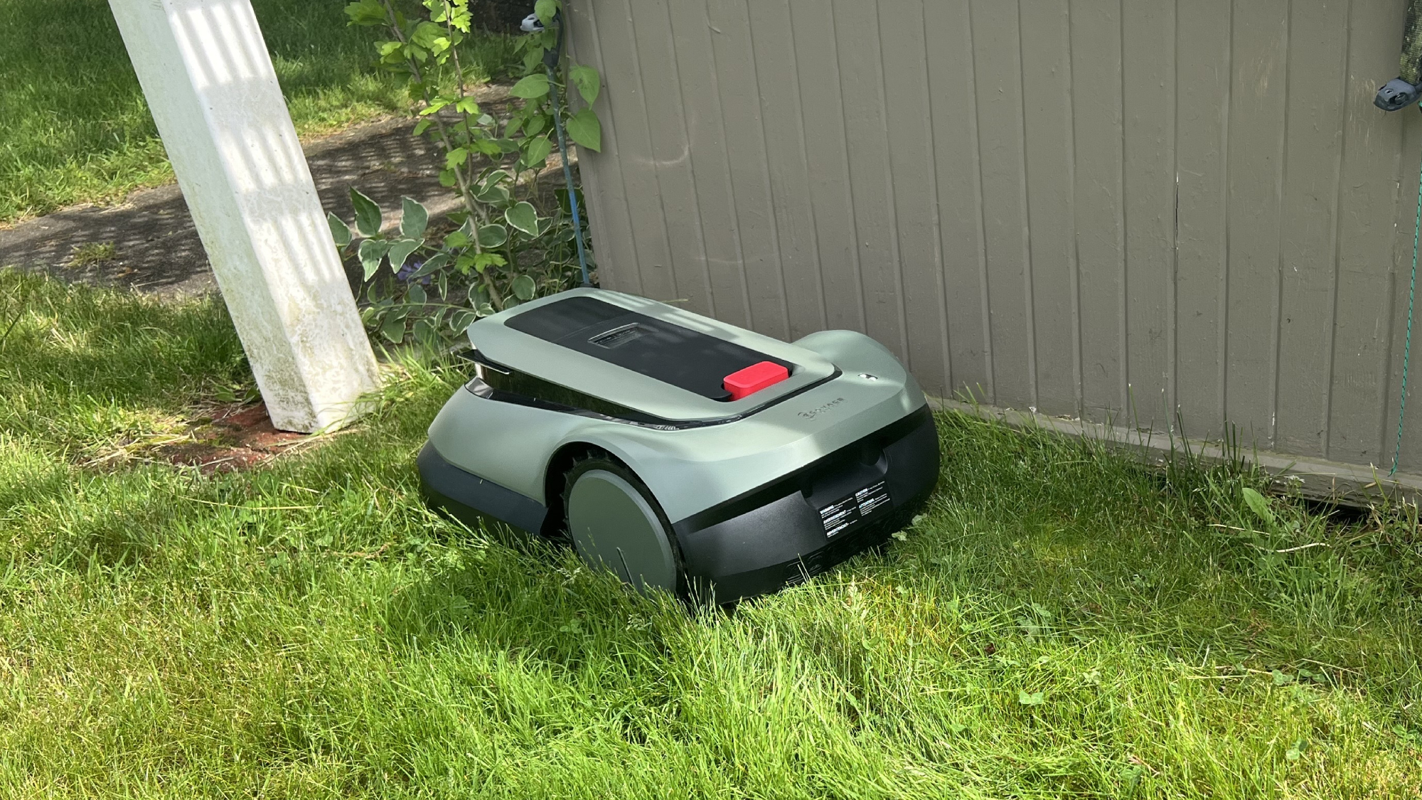 Dar aralıkta ECOVACS GOAT robot çim biçme makinesi