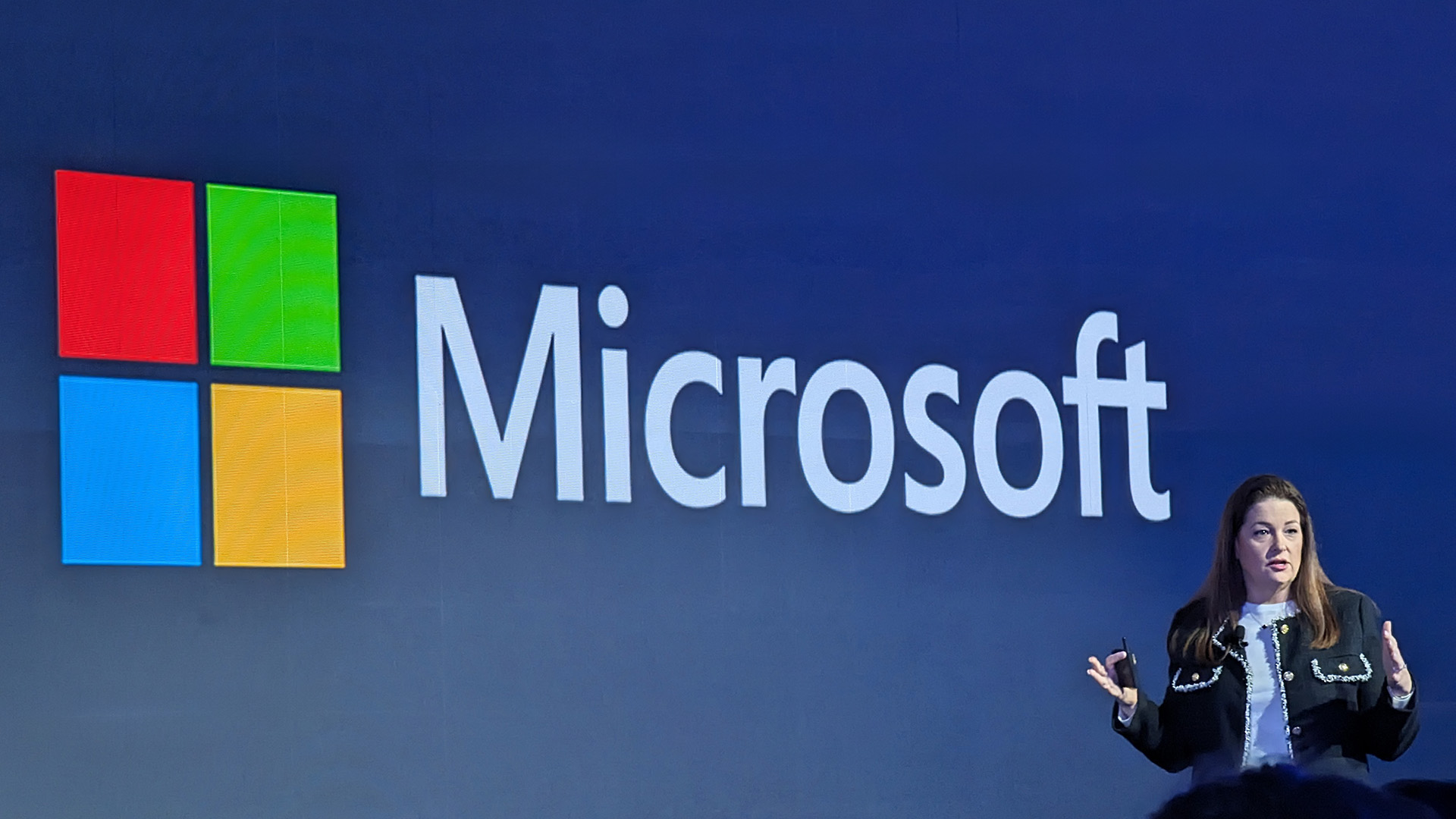 Michelle Johnston Holthaus Intel adına sahnede Microsoft hakkında konuşuyor