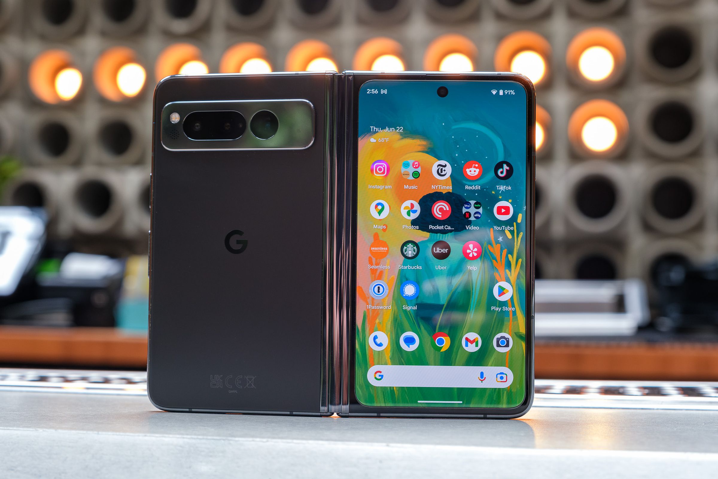 Google'ın Pixel Fold akıllı telefonunun fotoğrafı.