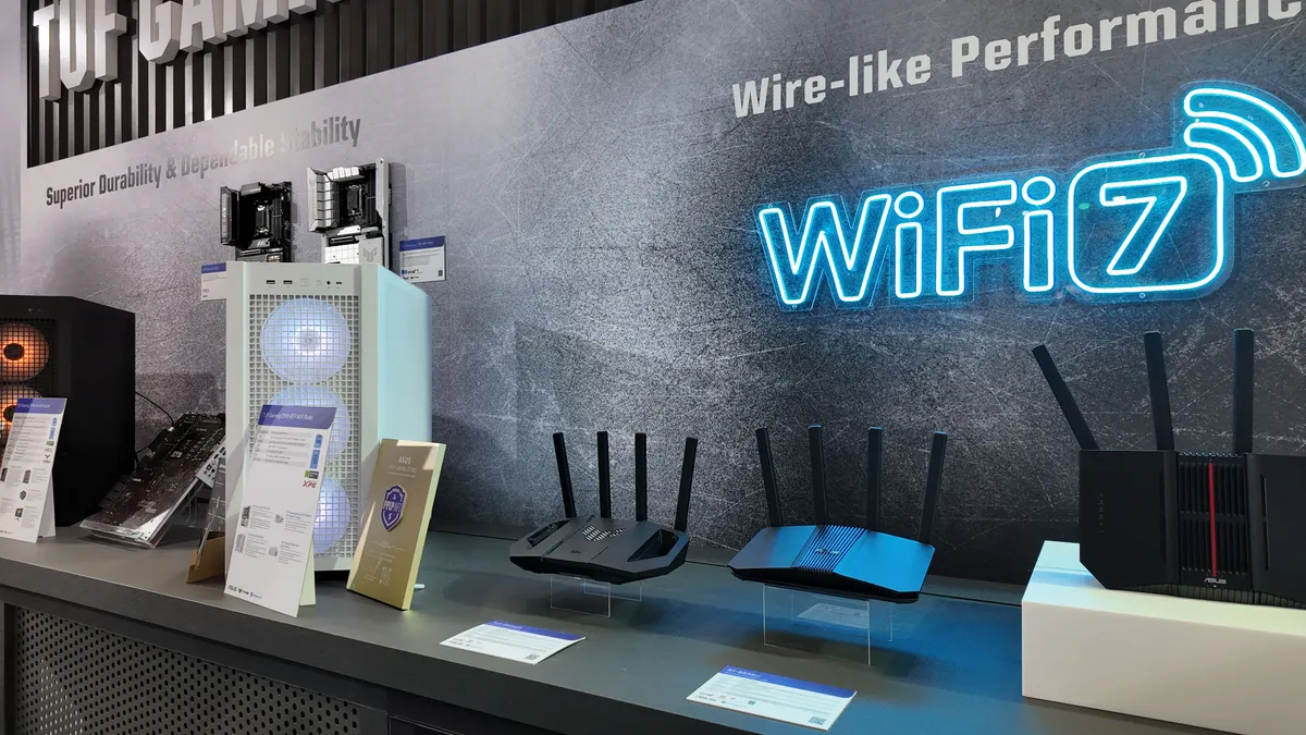 Asus Wi-Fi 7 Rapture GT-BE19000 yönlendirici Computex 2024'te.