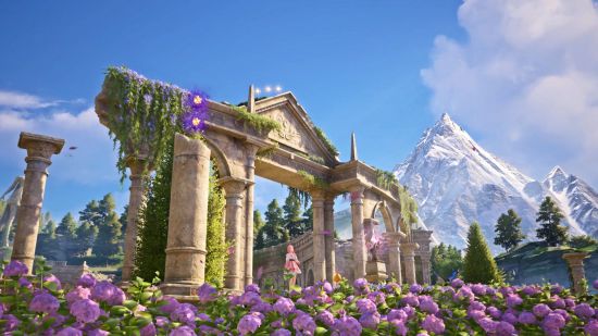 Infinity Nikki'nin çıkış tarihinden sonra keşfedebileceğimiz, arka planda mavi gökyüzü ve yüksek dağların yer aldığı, mor çiçeklerle dolu güzel harabelerin yer aldığı Miraland'ın anlık görüntüsü.