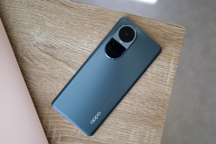 Oppo Reno10'un arkası, masanın üzerinde duruyor.