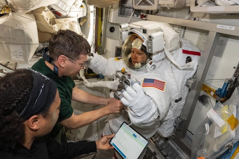 NASA Astronotları Uzay Giysisi Uyum Kontrolüne Katılıyor