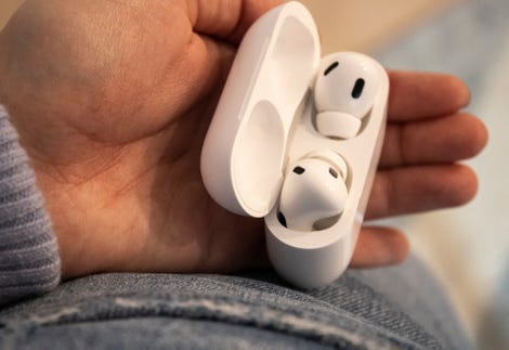 Airpods Pro 2 elinizde.