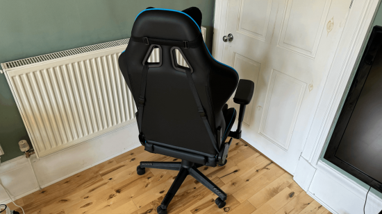 Siyah ve mavi bilgisayar koltuğunun arkası