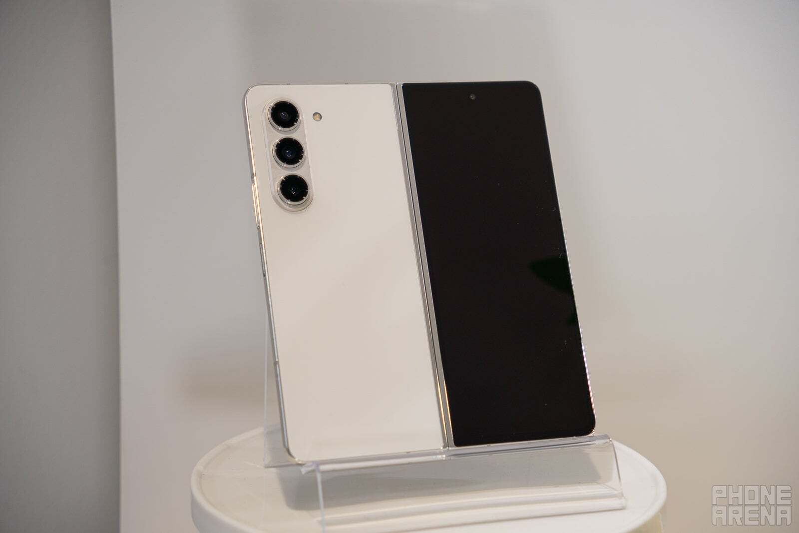 Krem Z Fold 5 (Resim Kaynağı - PhoneArena) - Galaxy Z Fold 6 renk: beklenecek tüm tonlar