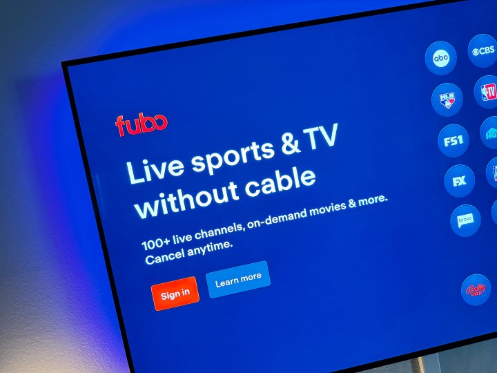 Bir TV'de Fubo açılış ekranı.