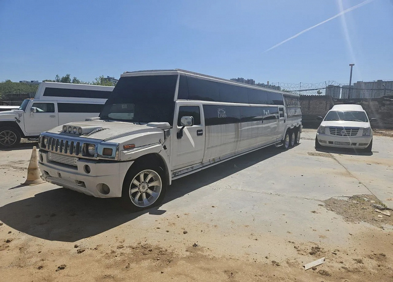 6.0 litrelik motora sahip sekiz tekerlekli Hummer H2, Rusya'da Lada Granta fiyatına satışa sunuldu.