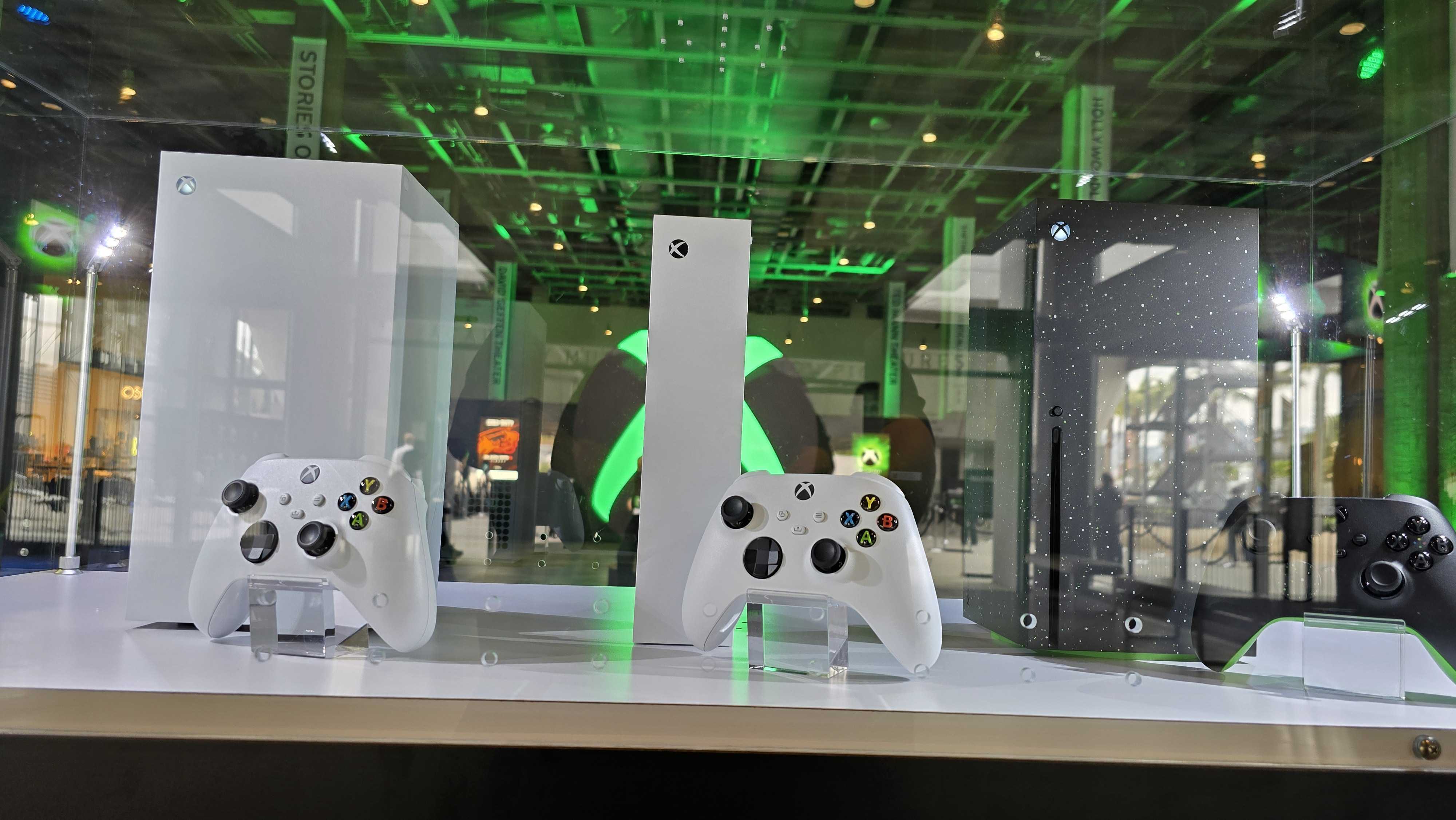 2024 Xbox Showcase'de yeni Xbox Series X|S modelleri gösteriliyor.