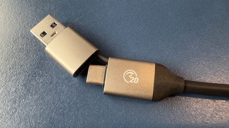 Değiştirilebilir USB-C/USB-A adaptörü.