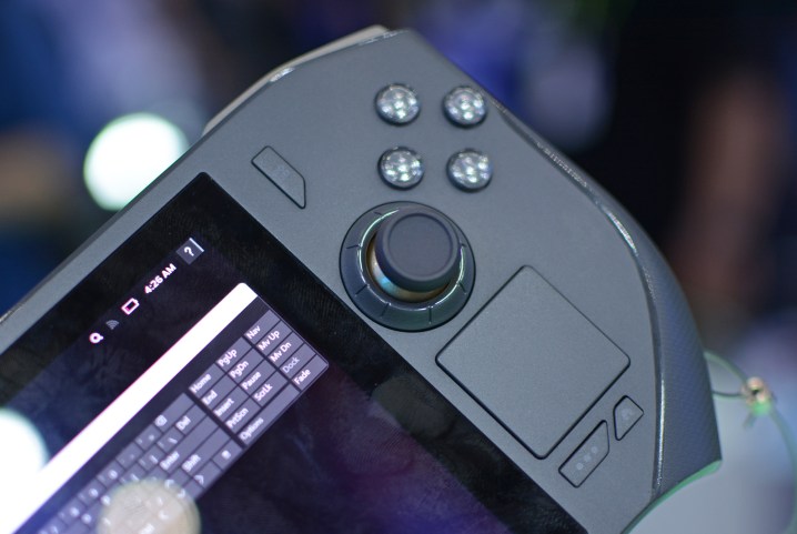 Zotac Zone avuçiçi oyun konsolunun sağ tarafındaki joystick, ABXY tuşları ve diğer düğmeler.