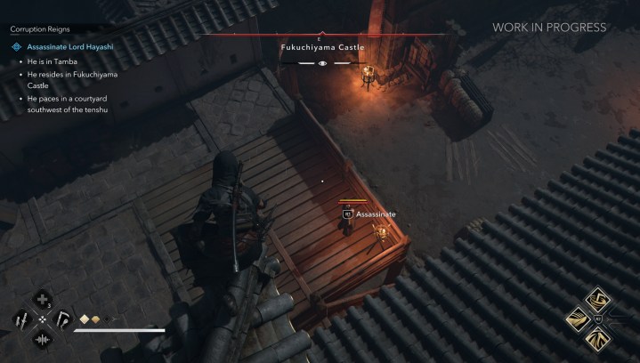 Assassin's Creed Shadows'da bir şinobi bir düşmanın üzerine atlamaya hazırlanıyor.