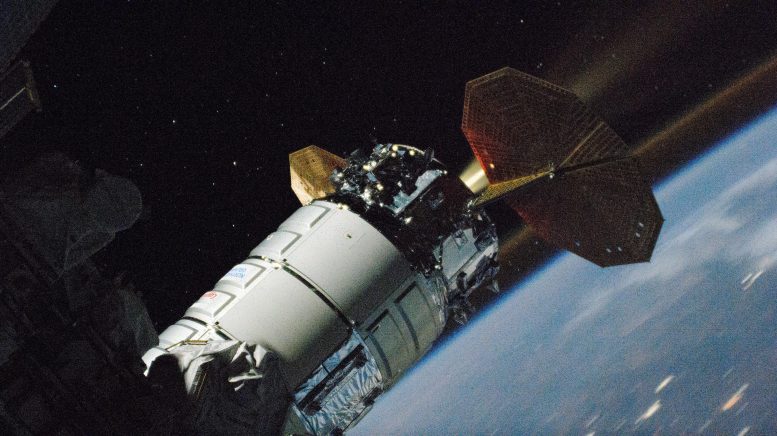 Cygnus Uzay Kargo Uçağı Tek Motorunu Ateşleyerek Uzay İstasyonu Yörüngesini Hızlandırıyor