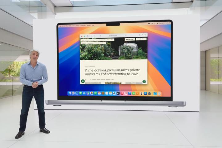 Apple'dan Craig Federighi, 2024'teki Dünya Geliştiriciler Konferansı'nda (WWDC) macOS Sequoia'daki pencere döşemelerini tanıtıyor.