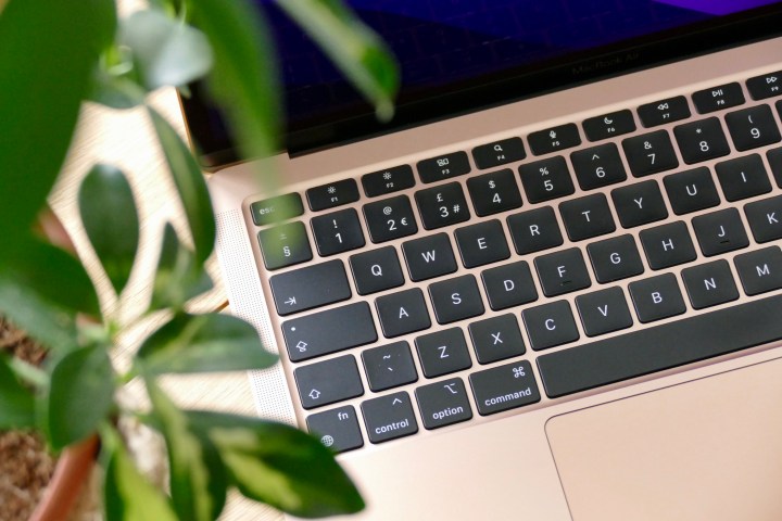 Altın renkli MacBook Air M1'in klavyesinin yakından görünümü.