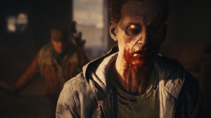 Hayatta kalanlardan biri, State of Decay 3'te bir zombiye gizlice yaklaşıyor.