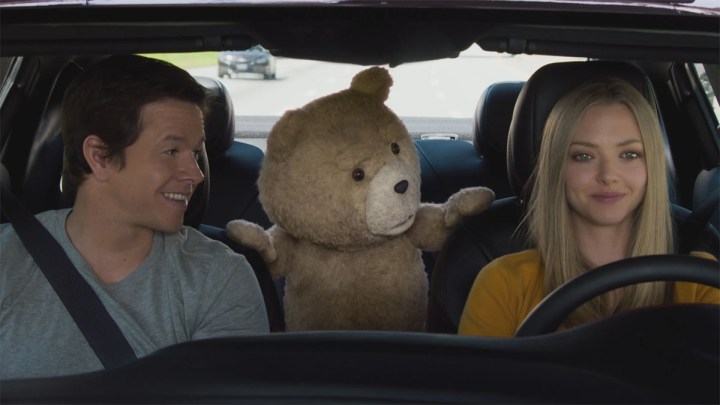 Ted 2'nin oyuncuları birlikte arabaya biniyor.