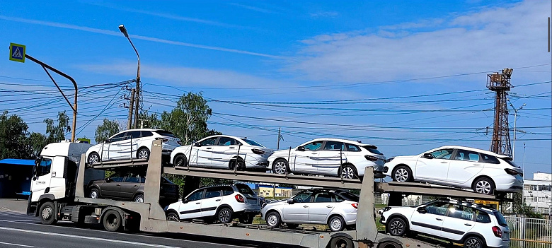 “Arabalar düzenli olarak montaj hattından çıkıyor.”  AvtoVAZ, üst donanım seviyelerinde Lada Vesta üretimini durdurmadı