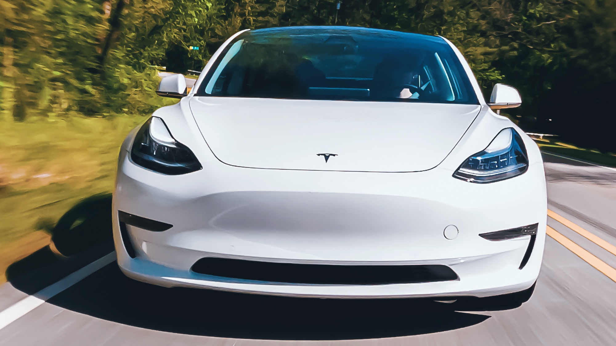 Tesla Model 3 beyaz renkte yolda