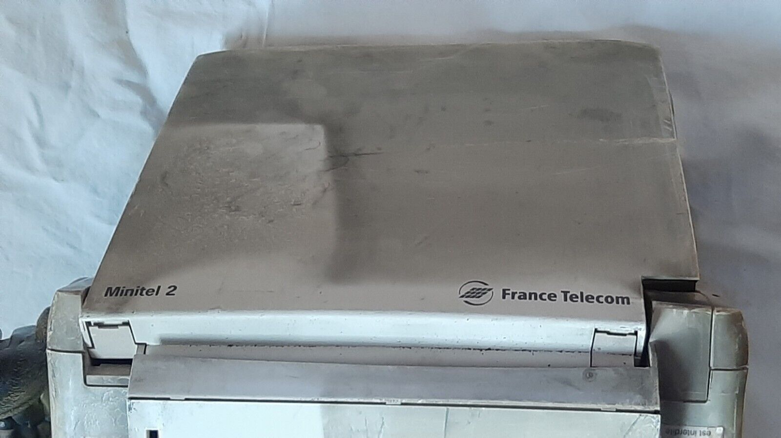 Erimiş Alcatel Minitel 2'de Alcatel ve France Telecom logoları