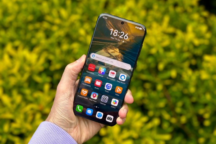 Huawei Pura 70 Ultra'yı tutan bir kişi.