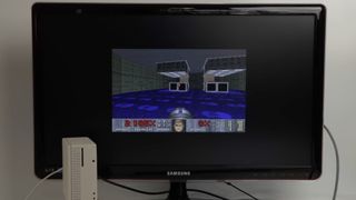 Doom'u taklit edilmiş Macintosh Quadra 700'de çalıştırmak