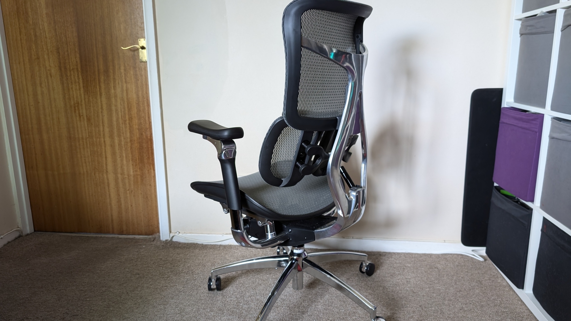 Sihoo S300 ergonomik ofis koltuğu inceleme görseli, sandalyenin arka tarafını göstermektedir.