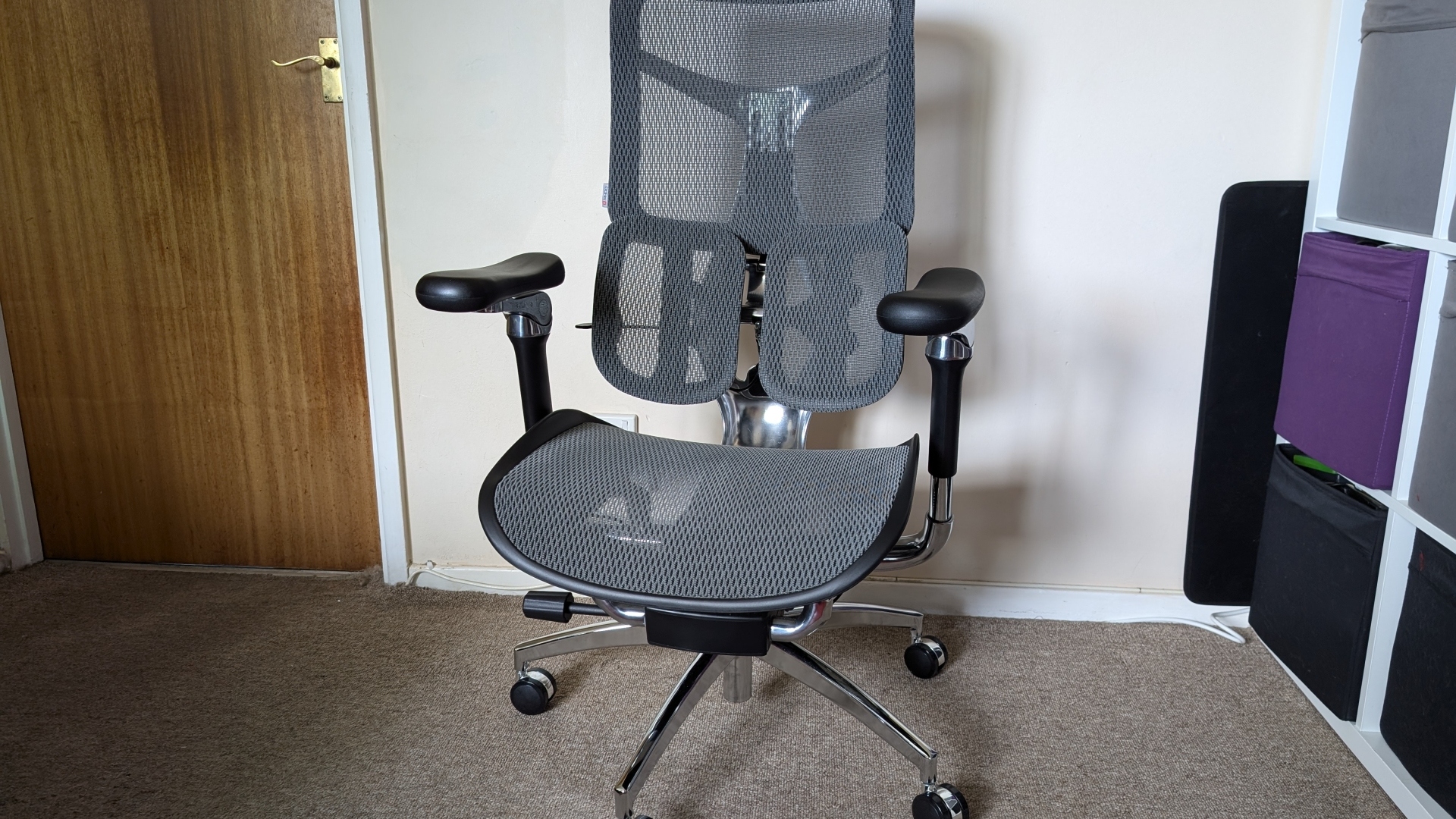 Sihoo Doro S300 ergonomik ofis koltuğu inceleme görüntüsü, kollar çerçevenin ortasında olacak şekilde sandalyeyi önden göstermektedir.